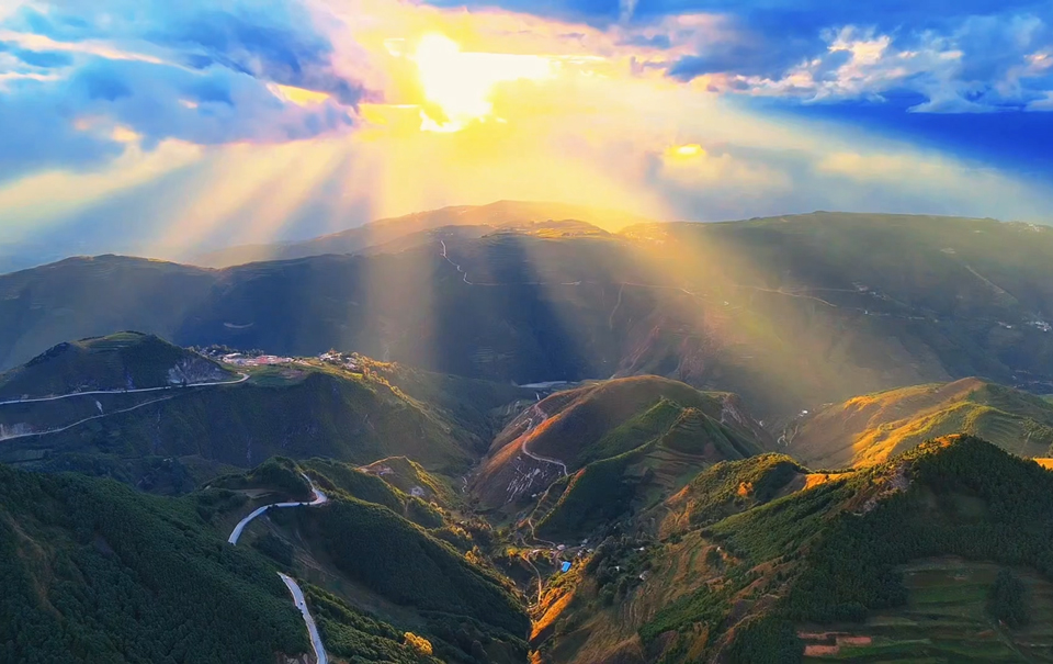 云影鎏金！看云南会泽大海草山云海涌动映夕阳