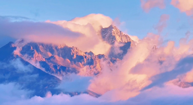 丽江玉龙雪山现“日照金山”美景