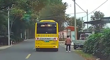 老奶奶走得緩 公交車跟得慢