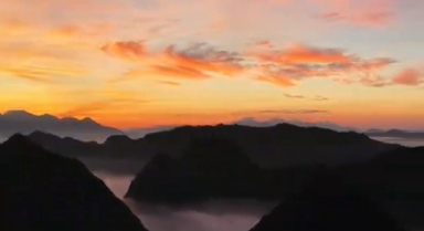 云南文山:日出彩色霓虹与山峦"共舞"