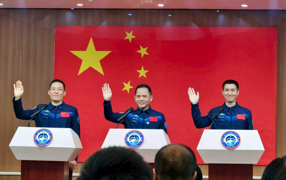 神舟二十一号飞行任务航天员张陆、武飞、张洪章亮相