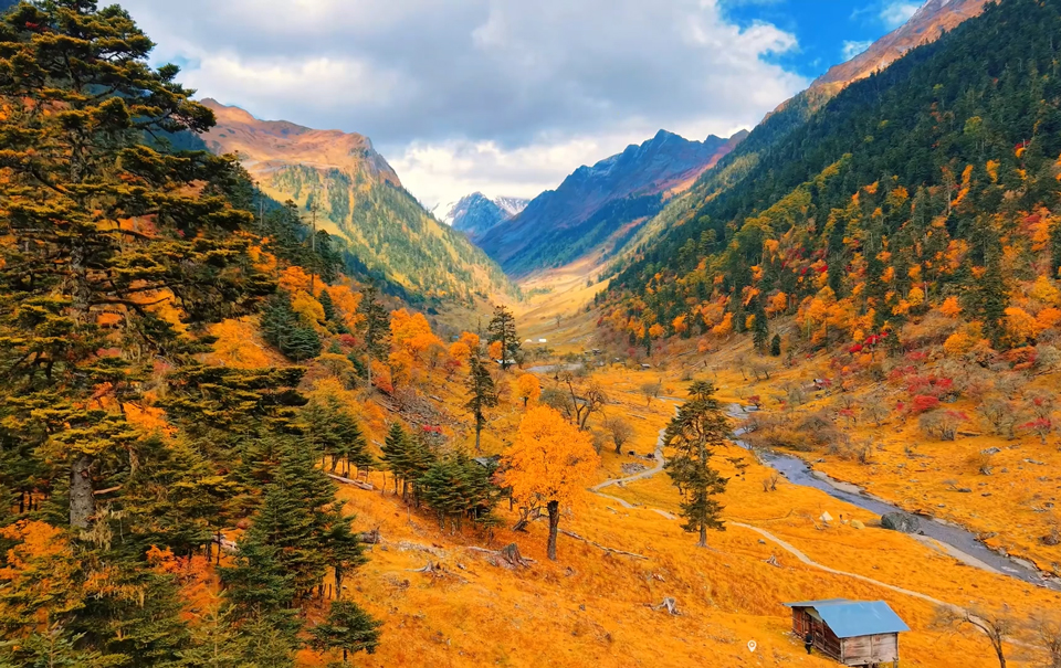 云南怒江塞瓦龙巴牧场山林尽披绚彩