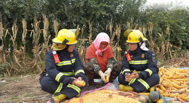 消防員邊扒苞米邊“碎碎念”式科普