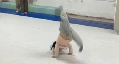 四岁女孩空翻一气呵成，落地稳稳站定