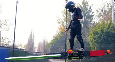 90后青年用科技实现“御剑飞行”