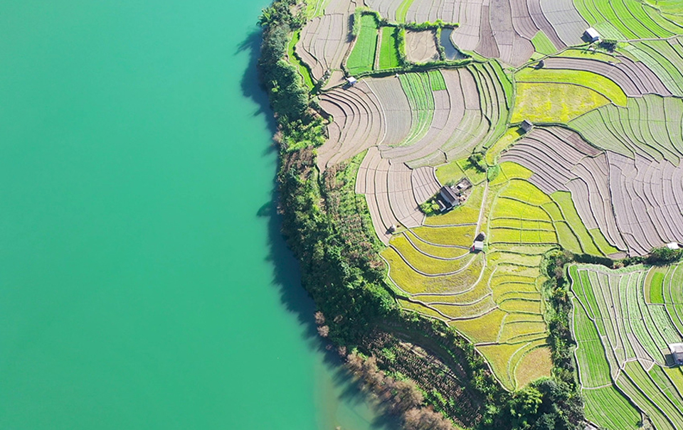 冬日澜沧江水绿如蓝