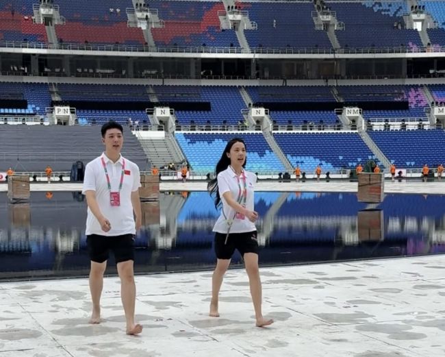 图为团队成员在装修空隙的舞台上练习步伐