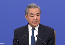 王毅谈外交为民：面前的世界乱象丛生，身后的祖国稳如泰山