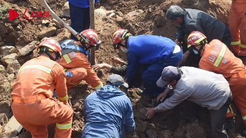 井口坍塌一人被埋 消防員與村民徒手刨挖救人