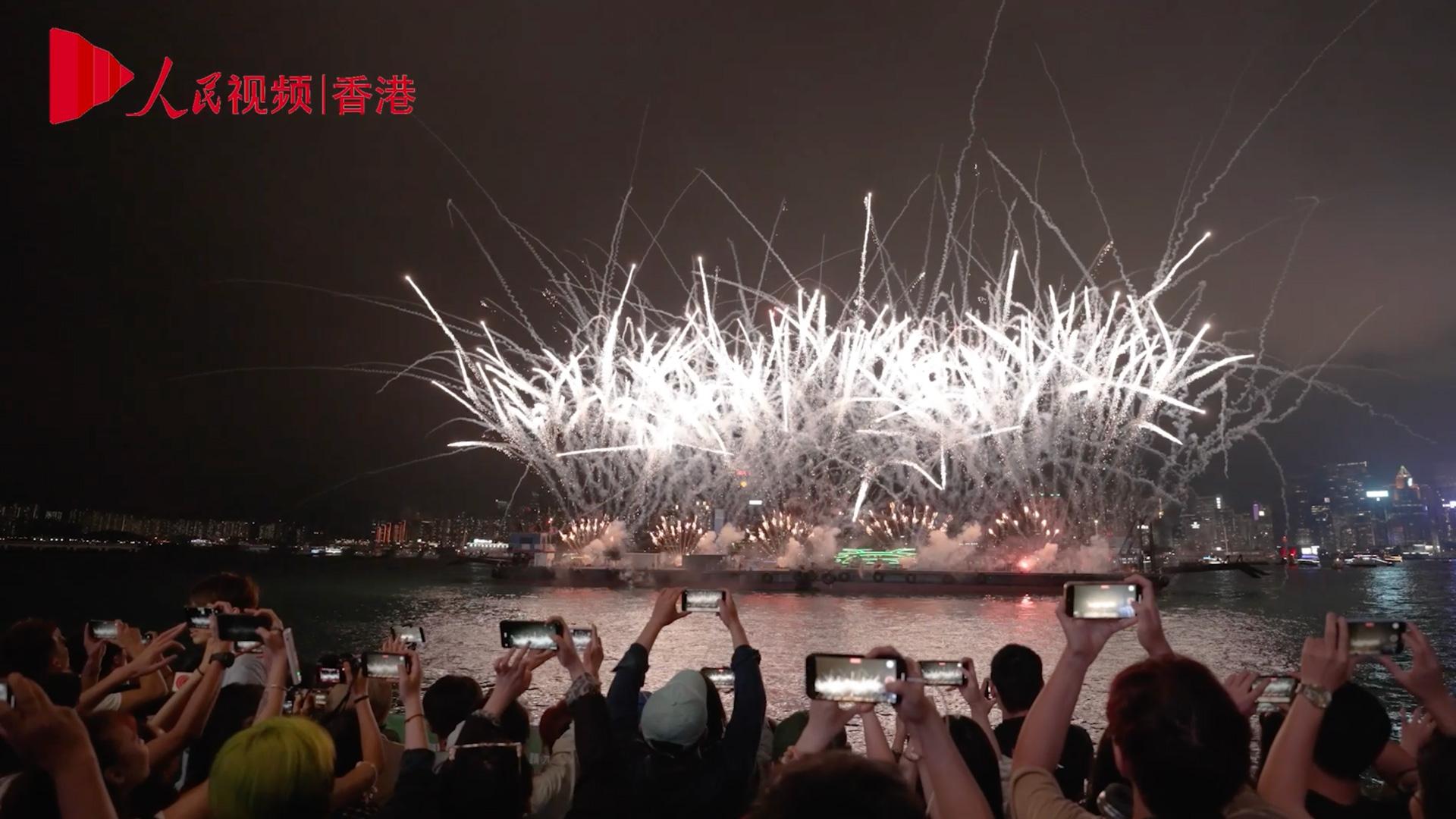 香港舉辦“五一” 海上煙火表演