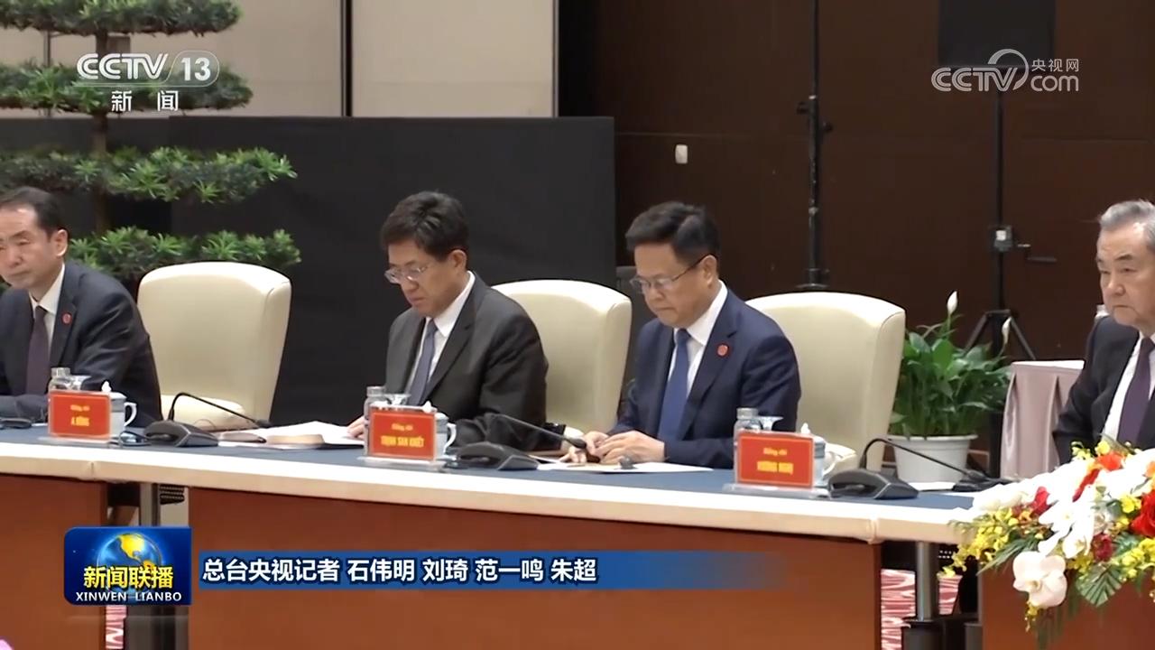 蔡奇同越共中央政治局委员、中央书记处常务书记陈锦绣举行会谈