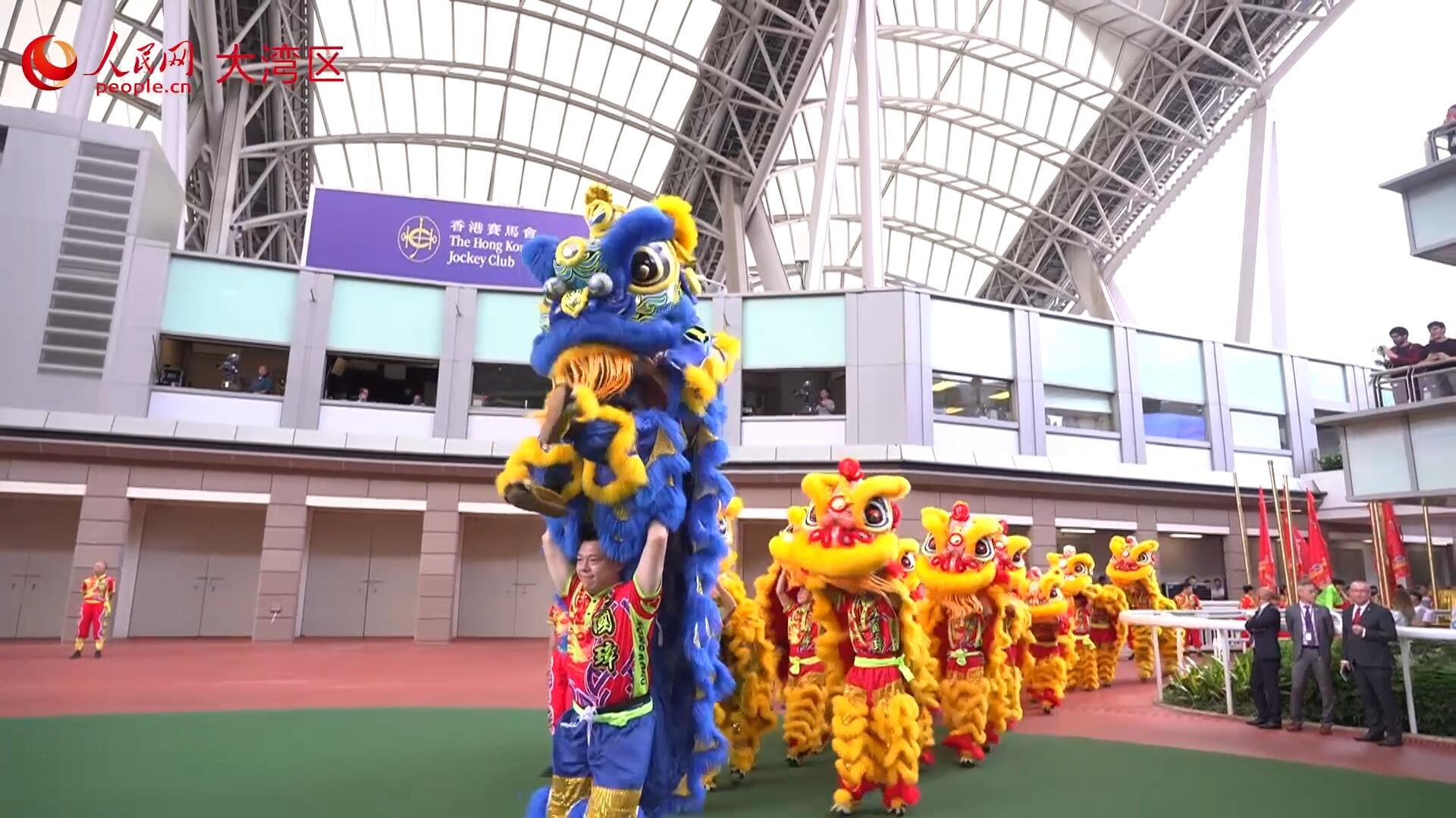 香港新年度赛马季开锣 逾4.3万观众入场观赛.MP4