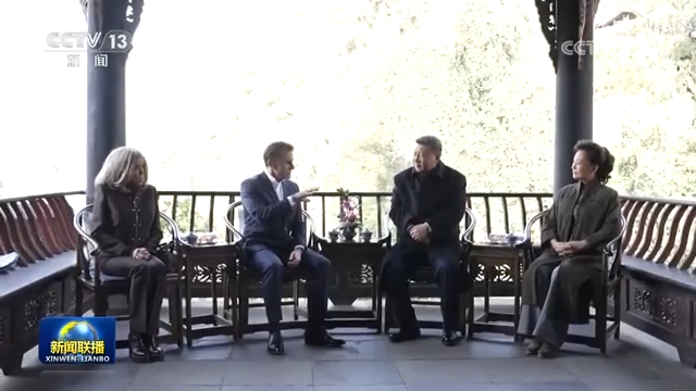 习近平同法国总统在成都进行友好交流